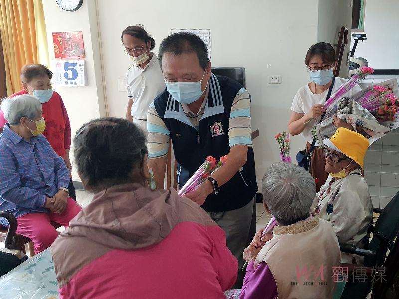 母親節前夕　史浩誠致贈康乃馨　彰化榮家傳遞母親節溫馨祝福情 - https://www.watchmedia01.com