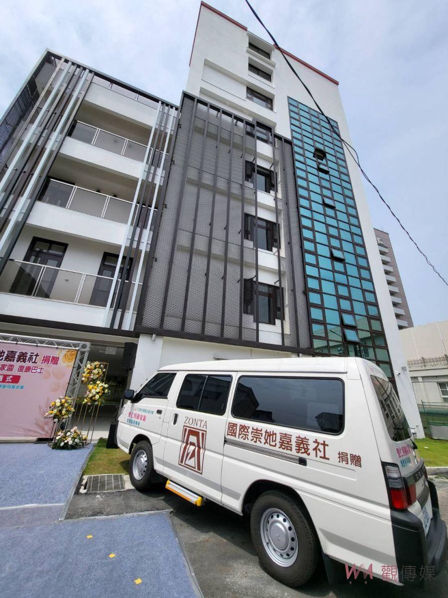 崇她嘉義社贈復康巴士 協助接送失智長輩 - https://www.watchmedia01.com