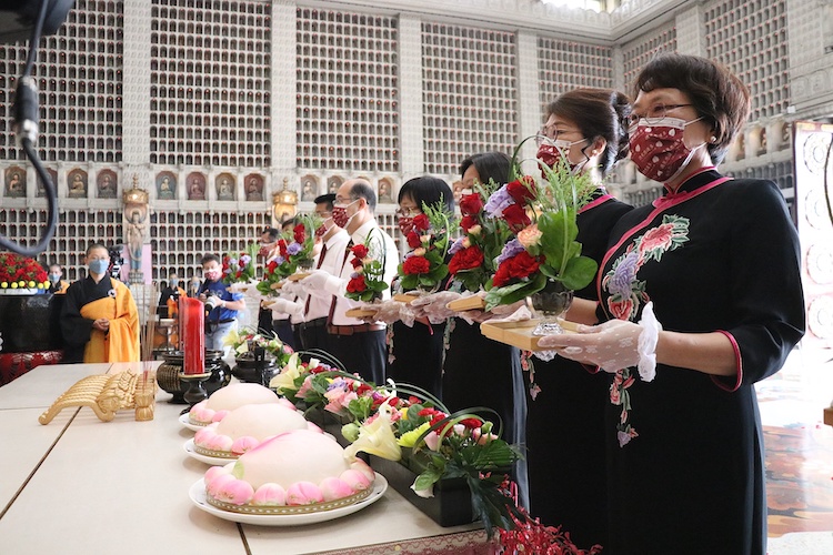 慶祝佛誕節　黃敏惠市長浴佛祈平安 - https://www.watchmedia01.com