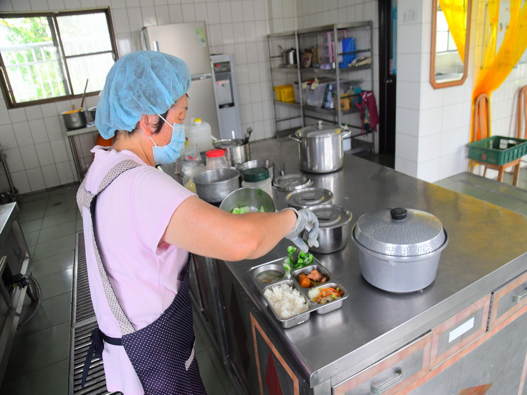 明湖國小食堂飄香二十餘載 廚房阿姨手藝校友最懷念 - https://www.watchmedia01.com