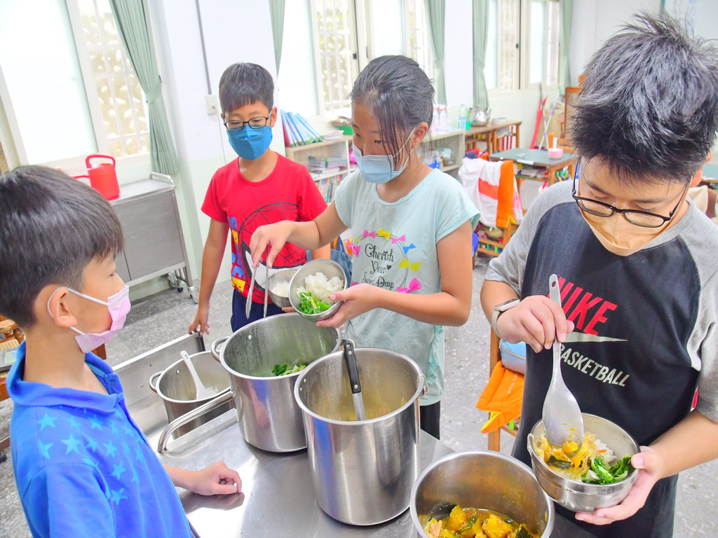 明湖國小食堂飄香二十餘載 廚房阿姨手藝校友最懷念 - https://www.watchmedia01.com