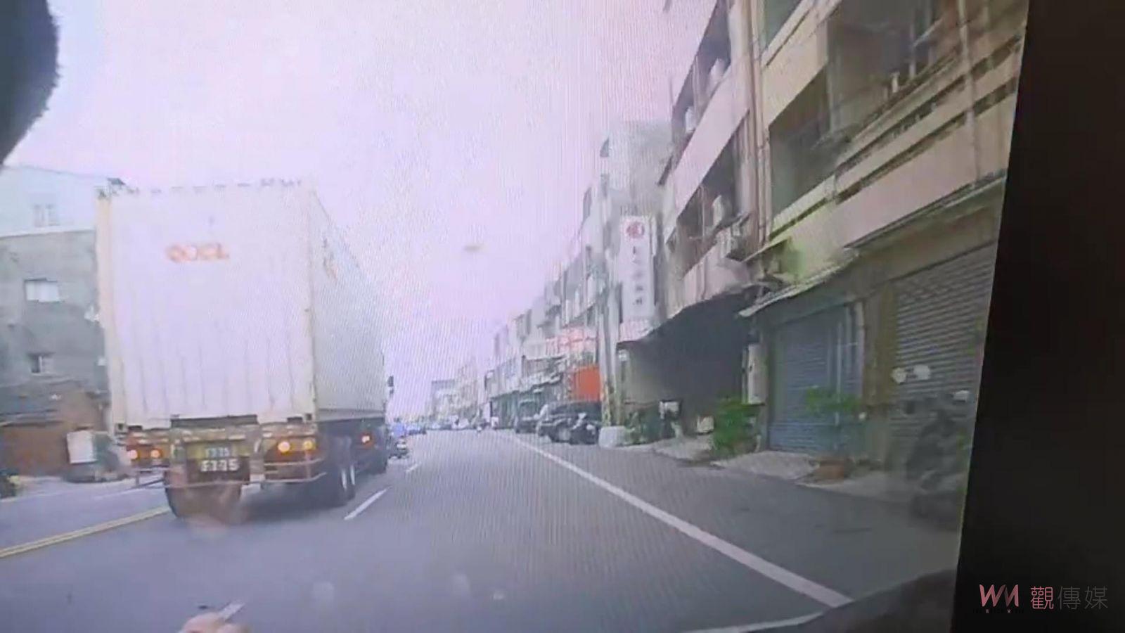 影／轟！實在嚇破膽！40呎貨櫃車撞進民宅破了個大洞 - https://www.watchmedia01.com
