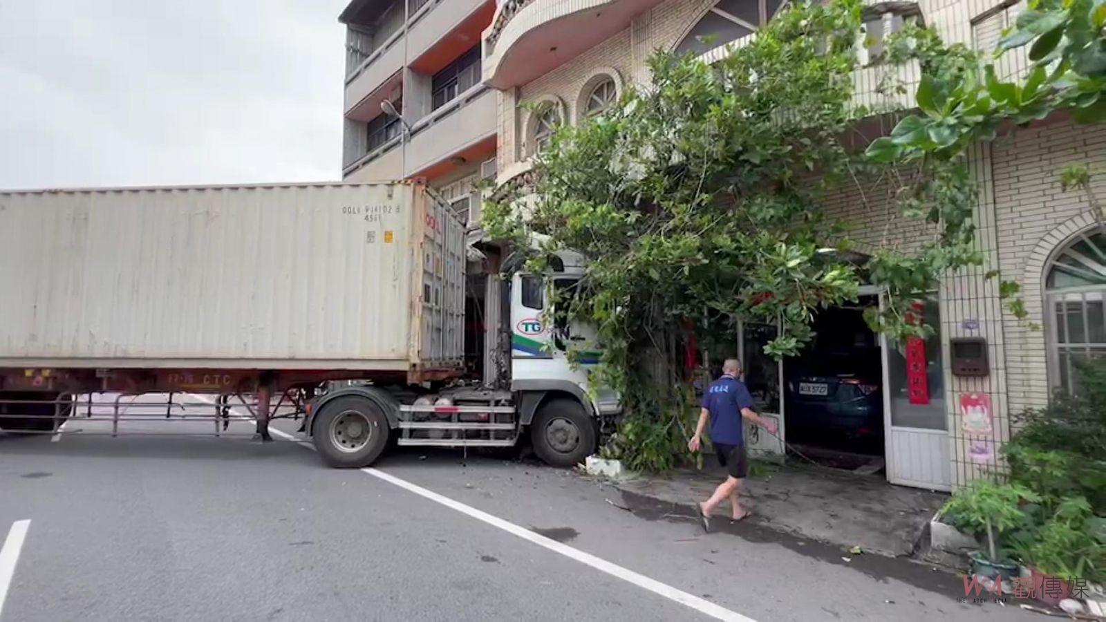 影／轟！實在嚇破膽！40呎貨櫃車撞進民宅破了個大洞 - https://www.watchmedia01.com