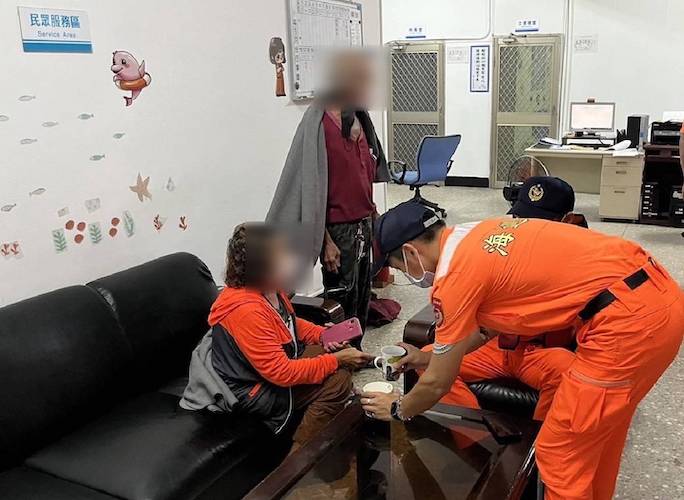 布袋夕陽太美害老夫妻倒車掉海　幸海巡人員及時搶救上岸 - https://www.watchmedia01.com
