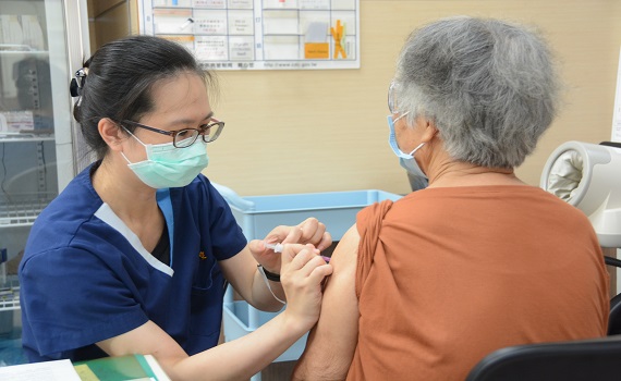 全國最高 澎湖老人打疫苗送2千元 賴峰偉宣布澎湖籍75歲以上長者打疫苗 5月31日前送2,000元禮券 - https://www.watchmedia01.com