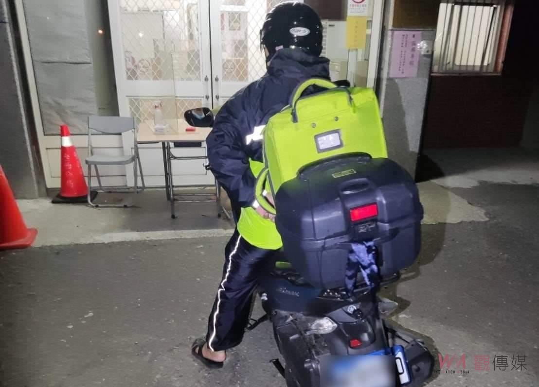 暗夜騎車路顛簸行李掉落　臺西警巡邏撿到通知騎士領回 - https://www.watchmedia01.com