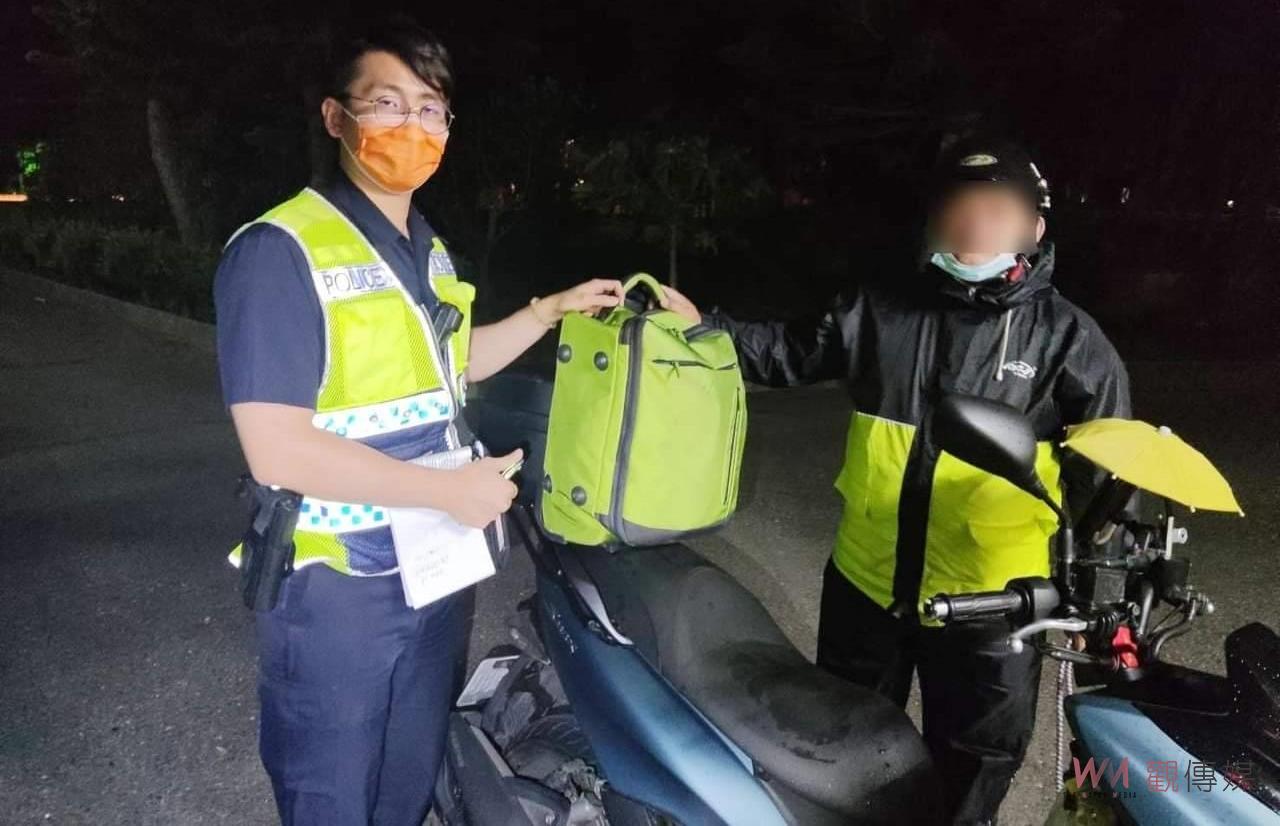 暗夜騎車路顛簸行李掉落　臺西警巡邏撿到通知騎士領回 - https://www.watchmedia01.com