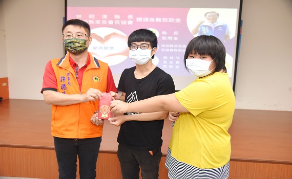 南投縣草屯學童父母車禍開刀 林縣長親頒10萬元慰助金 - https://www.watchmedia01.com