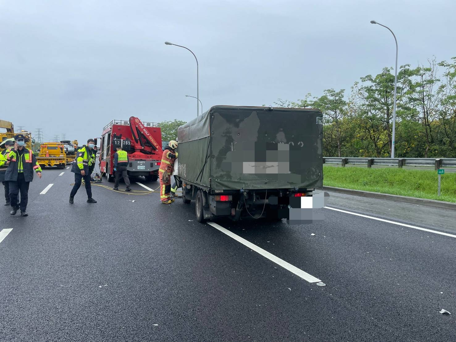 國道1號中山南下北斗路段三車追撞事故　破壞車體將三人送醫 - https://www.watchmedia01.com