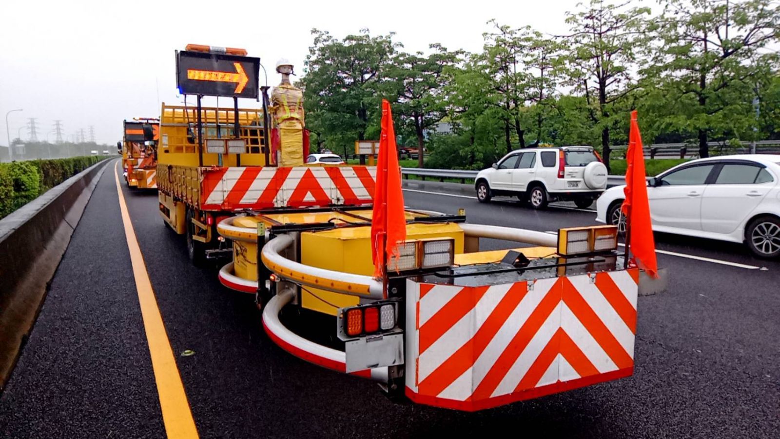國道1號中山南下北斗路段三車追撞事故　破壞車體將三人送醫 - https://www.watchmedia01.com