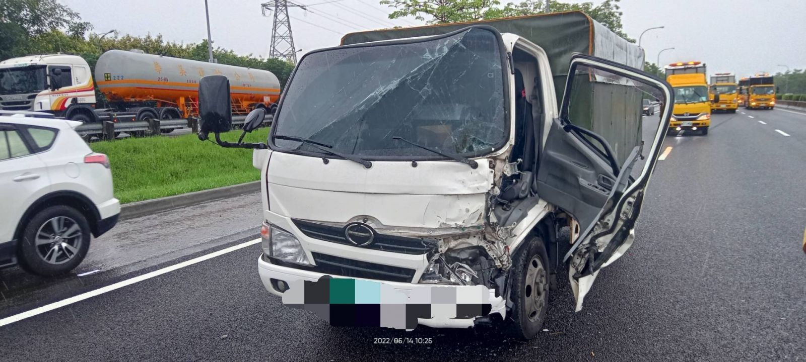國道1號中山南下北斗路段三車追撞事故　破壞車體將三人送醫 - https://www.watchmedia01.com