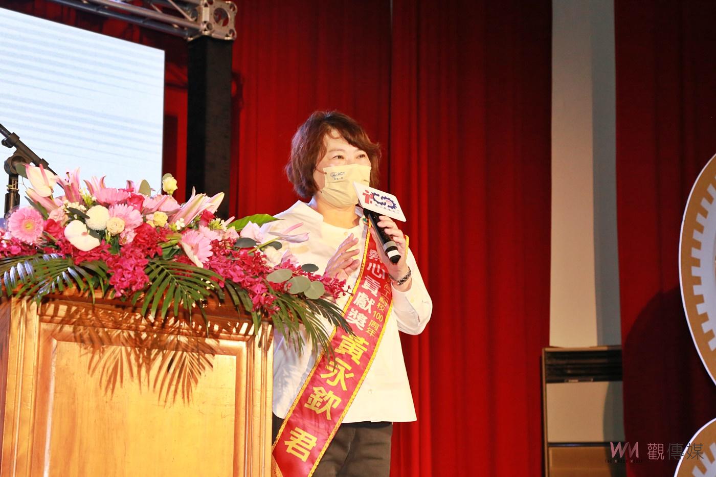 市長黃敏惠父親獲獎 代父領獎感動泛淚 - https://www.watchmedia01.com