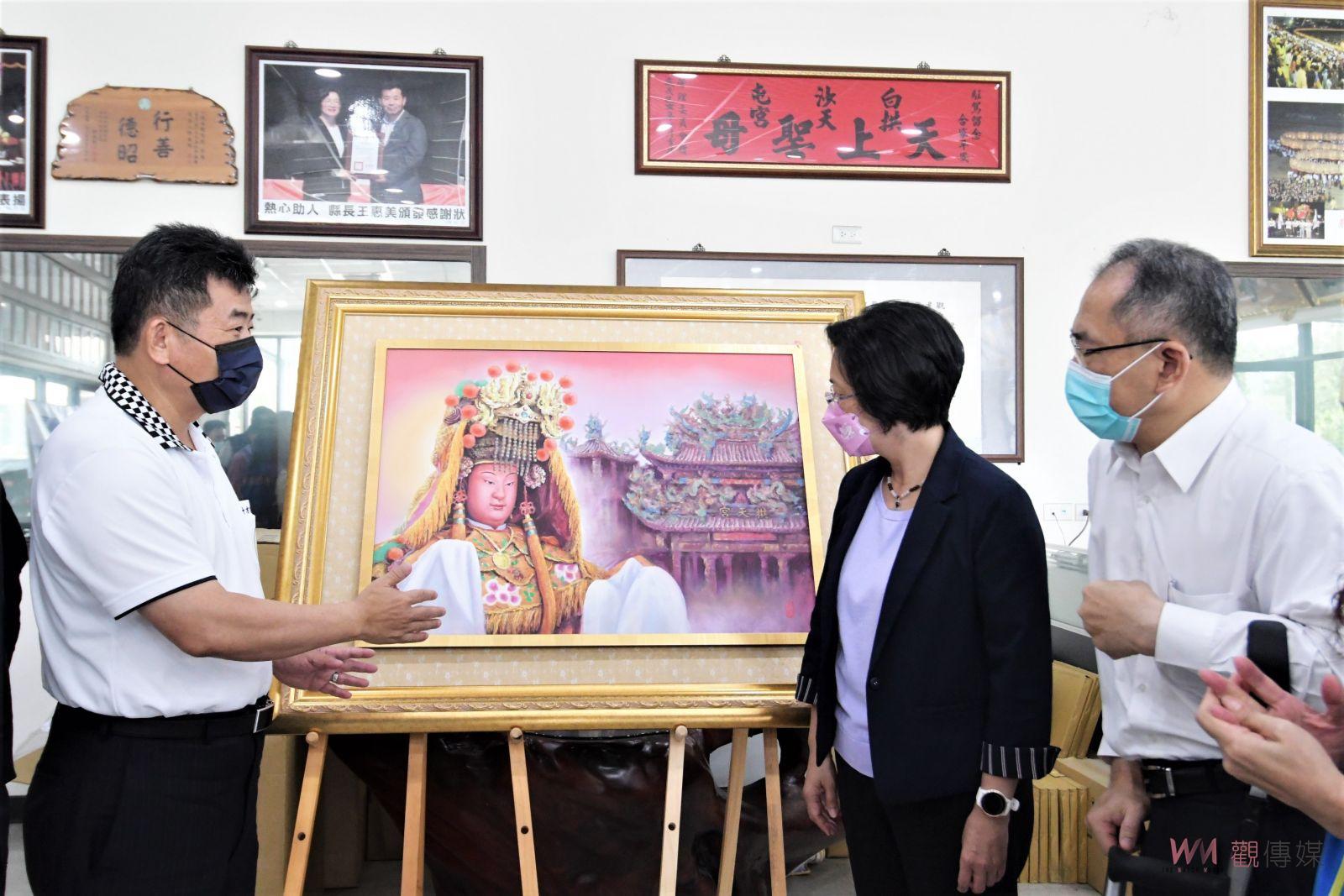 影／黑手畫家陳永聰義賣「白沙屯拱天宮天上聖母」寶像　募家園建設基金 - https://www.watchmedia01.com
