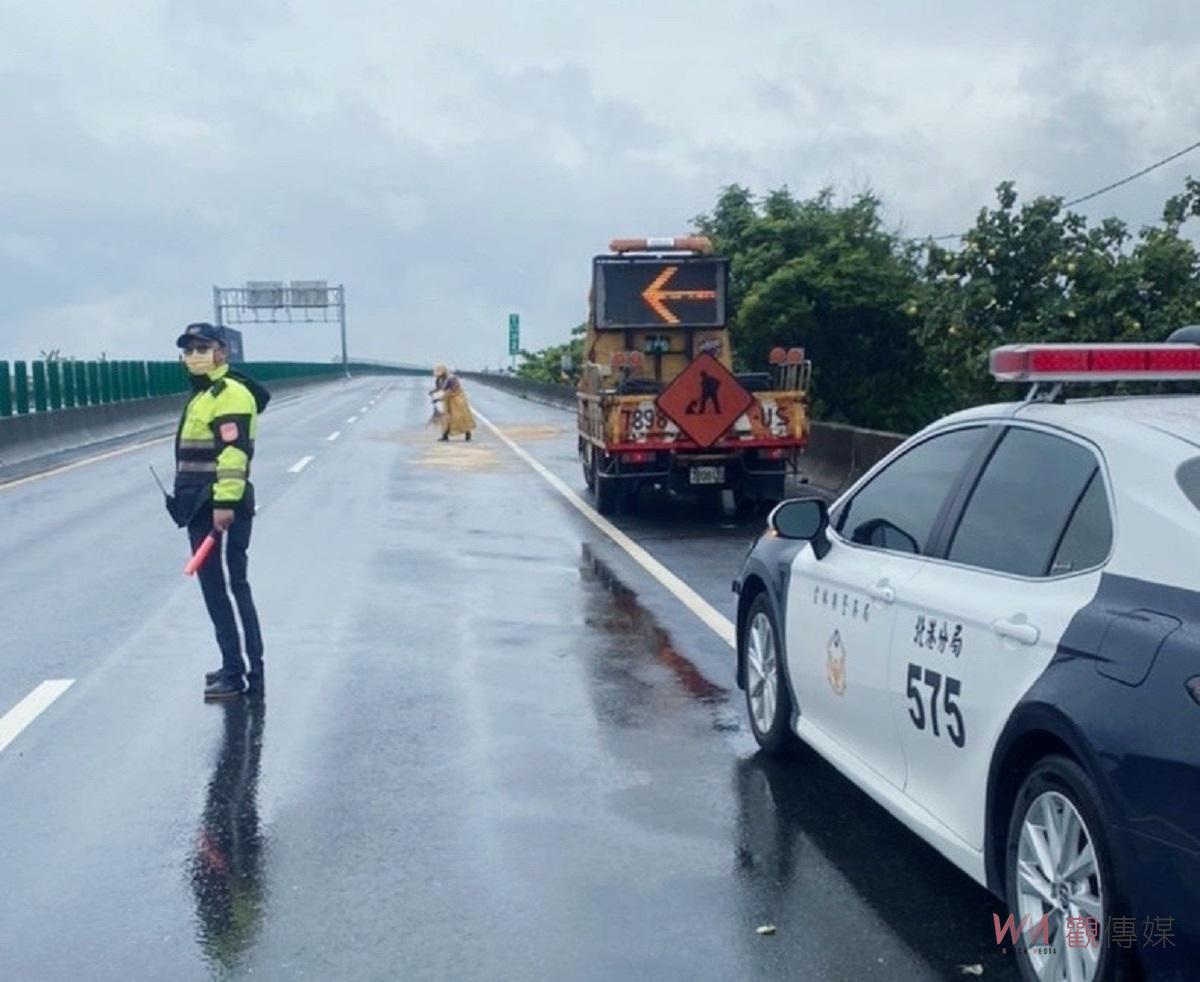 滿載魚貨的小貨車於台61自撞翻車　北港警呼籲天雨路滑小心行車 - https://www.watchmedia01.com
