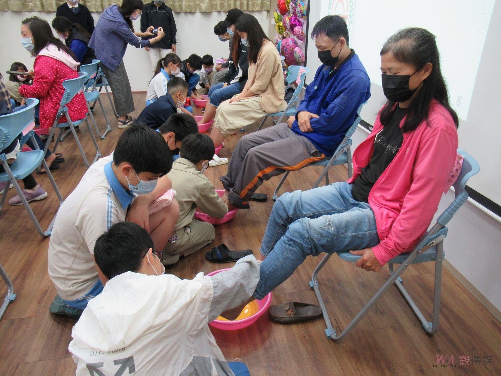 影／「足」感心！沐親足‧展孝心　大園國小沐足孝親溫馨感人 - https://www.watchmedia01.com