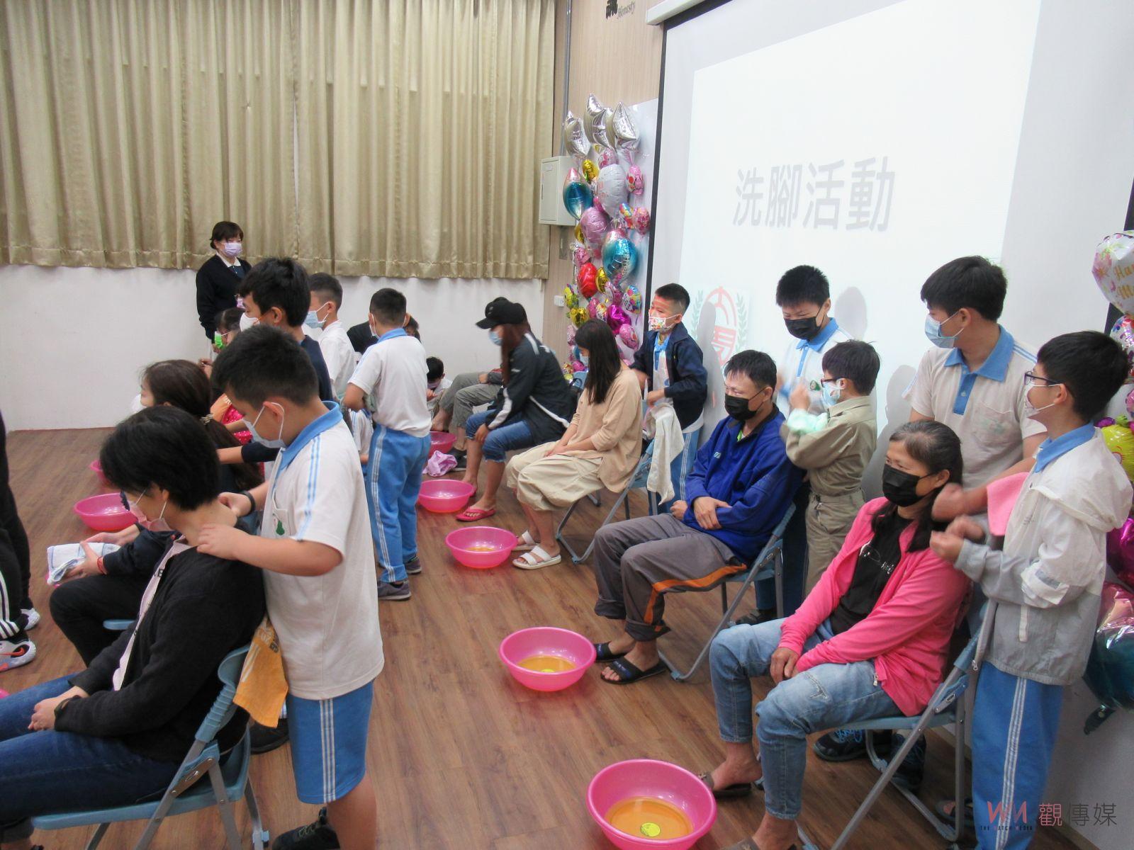 影／「足」感心！沐親足‧展孝心　大園國小沐足孝親溫馨感人 - https://www.watchmedia01.com