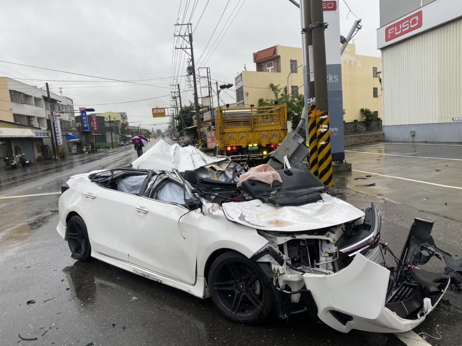 影／驚悚車禍！大貨車迴轉轎車迎面撞上　轎車車身扭曲成廢鐵駕駛傷重不治 - https://www.watchmedia01.com