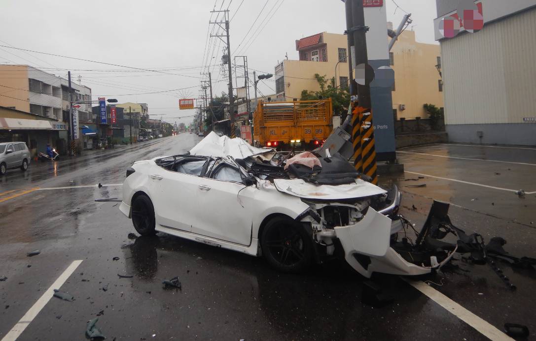 影／驚悚車禍！大貨車迴轉轎車迎面撞上　轎車車身扭曲成廢鐵駕駛傷重不治 - https://www.watchmedia01.com