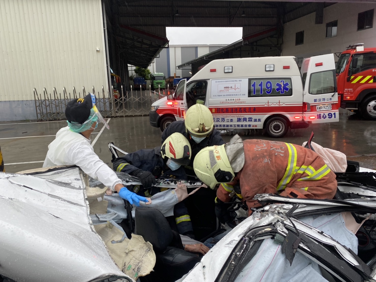 影／驚悚車禍！大貨車迴轉轎車迎面撞上　轎車車身扭曲成廢鐵駕駛傷重不治 - https://www.watchmedia01.com