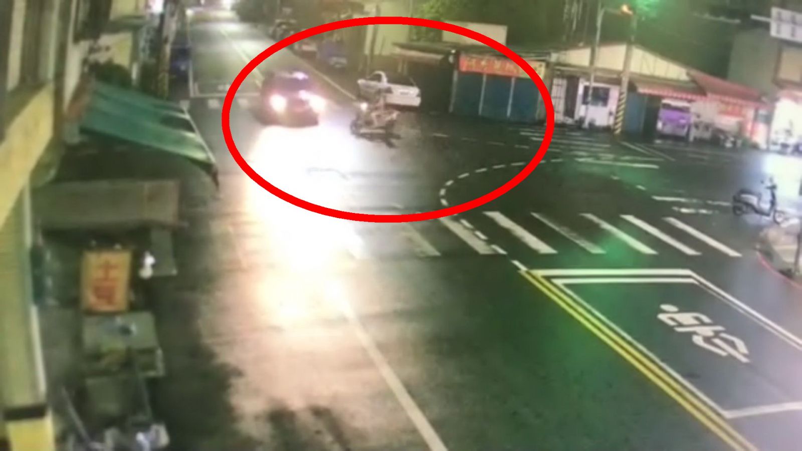 影／機車與轎車在路口碰撞　女騎士滾落引擎蓋再遭輾卡車底僅輕傷 - https://www.watchmedia01.com
