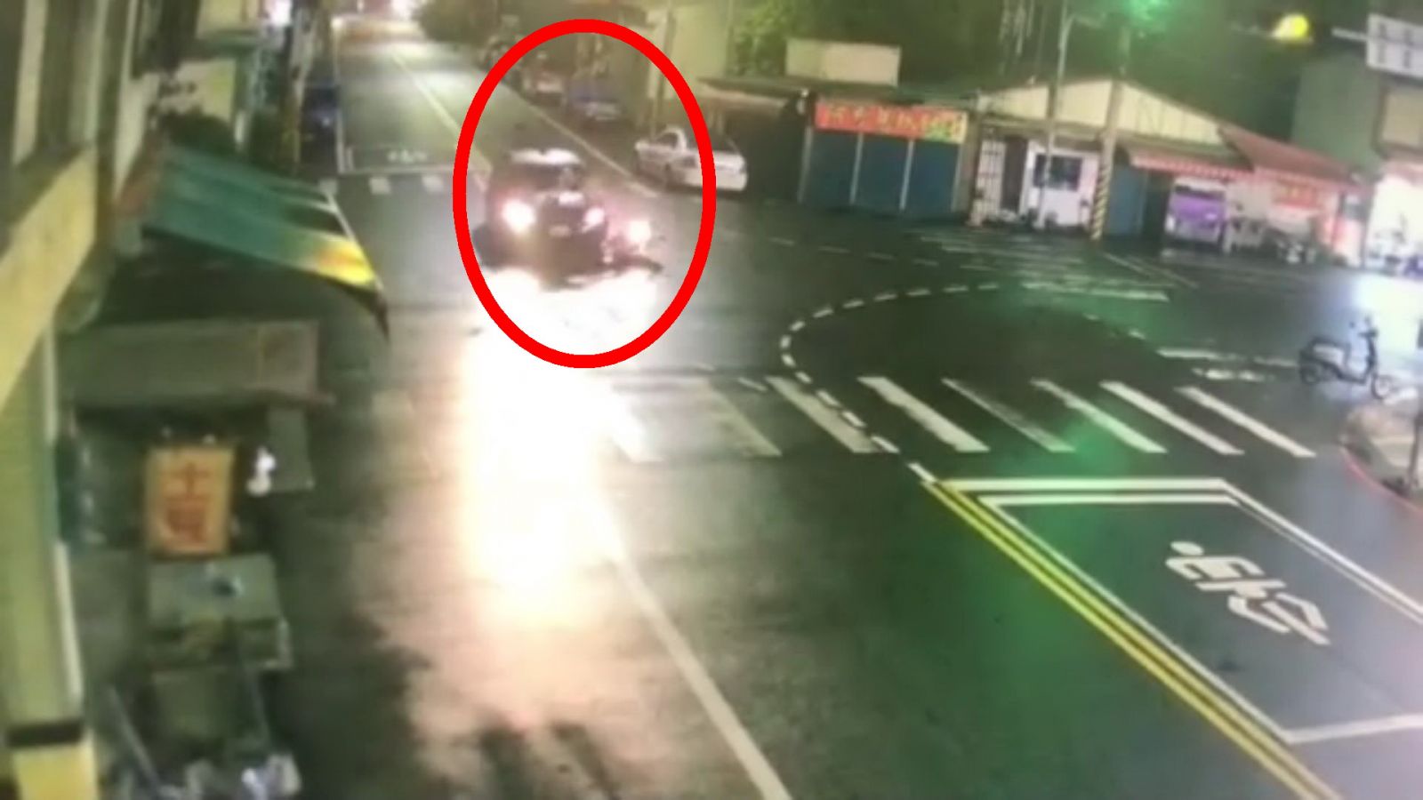 影／機車與轎車在路口碰撞　女騎士滾落引擎蓋再遭輾卡車底僅輕傷 - https://www.watchmedia01.com