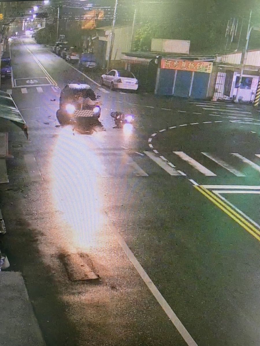 影／機車與轎車在路口碰撞　女騎士滾落引擎蓋再遭輾卡車底僅輕傷 - https://www.watchmedia01.com
