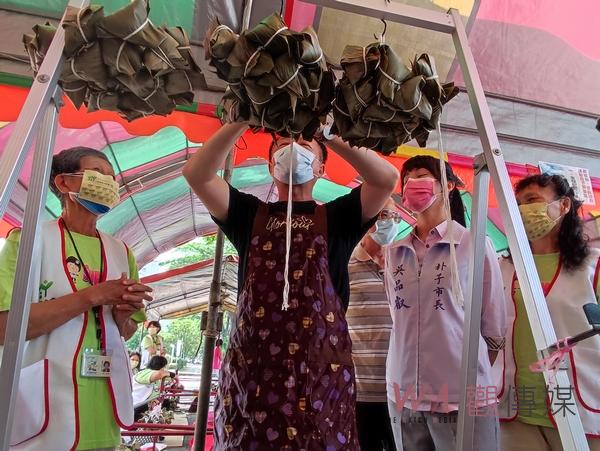 嘉義家扶中心朴子包粽傳溫情 翁章梁縣長親自為孩童掛香包 - https://www.watchmedia01.com