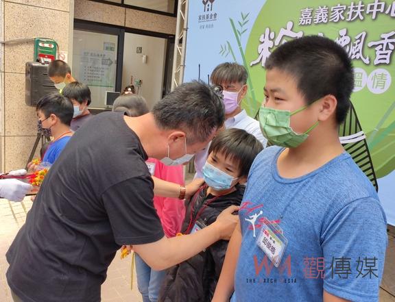 嘉義家扶中心朴子包粽傳溫情 翁章梁縣長親自為孩童掛香包 - https://www.watchmedia01.com
