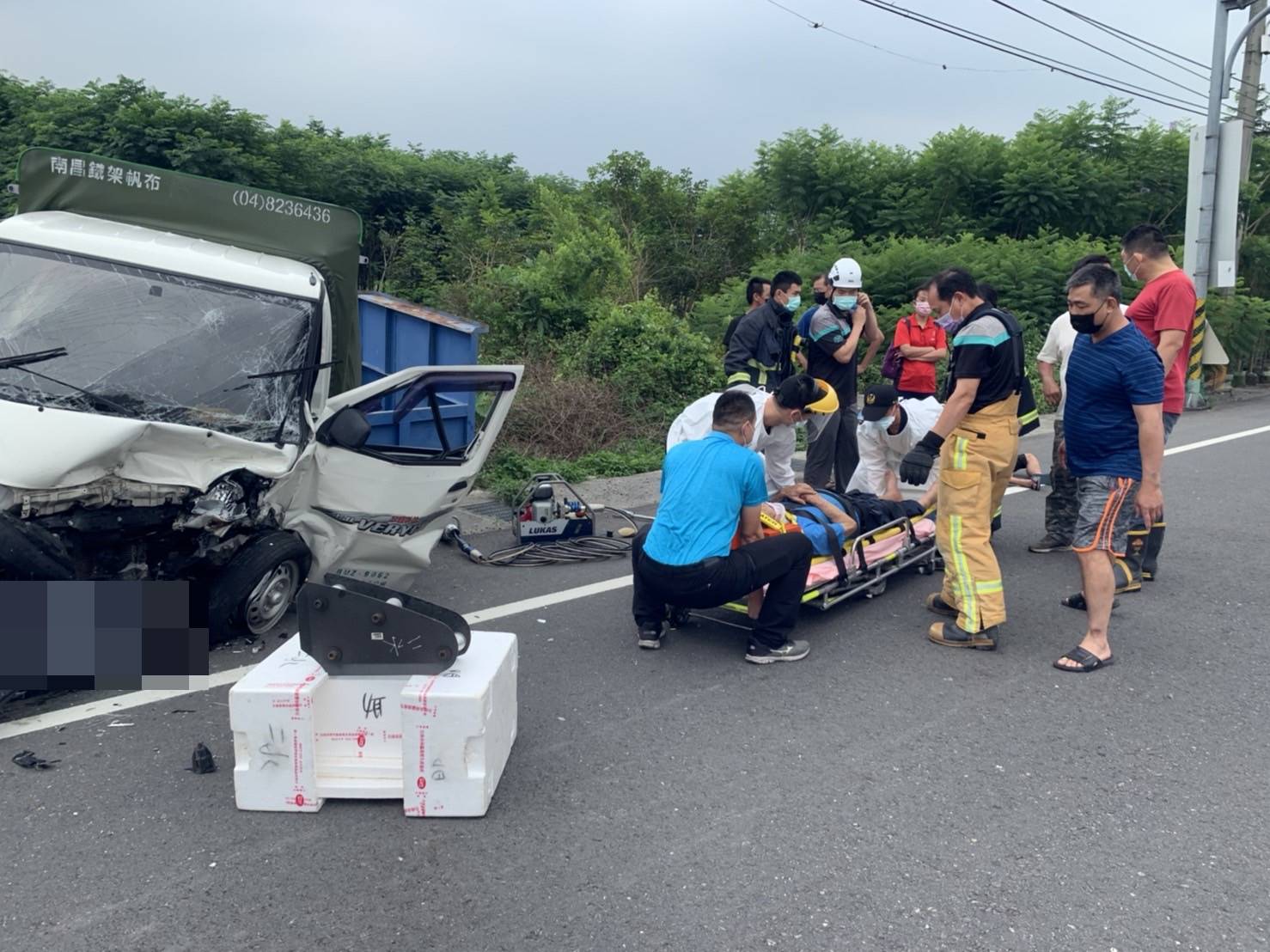 影／二水鄉南通路小客車、小貨車兩車相撞車禍　駕駛都受傷 - https://www.watchmedia01.com