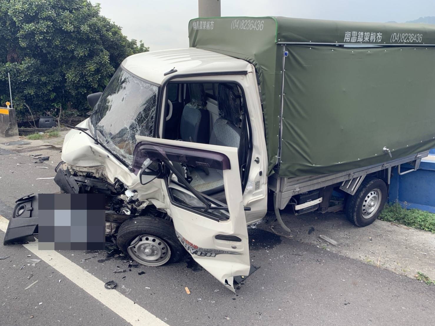 影／二水鄉南通路小客車、小貨車兩車相撞車禍　駕駛都受傷 - https://www.watchmedia01.com