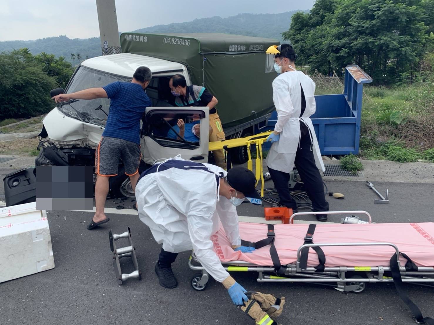 影／二水鄉南通路小客車、小貨車兩車相撞車禍　駕駛都受傷 - https://www.watchmedia01.com