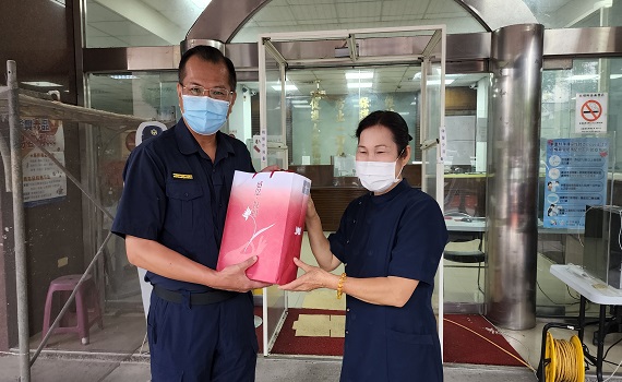 上人暨全球慈濟人的祝福 滋潤警消人員日夜奔波辛勞的心靈 - https://www.watchmedia01.com