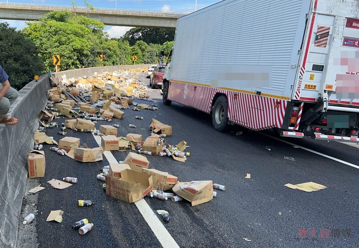 大貨車貨物未捆紮牢固 高速公路匝道滿地罐裝飲料咖啡啤酒 - https://www.watchmedia01.com