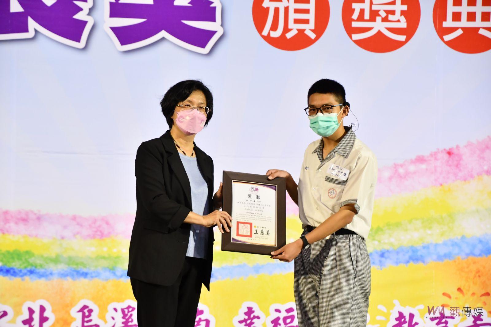影／王惠美鼓勵學生多元發展！彰化縣表揚577位國中應屆畢業生縣長獎 - https://www.watchmedia01.com