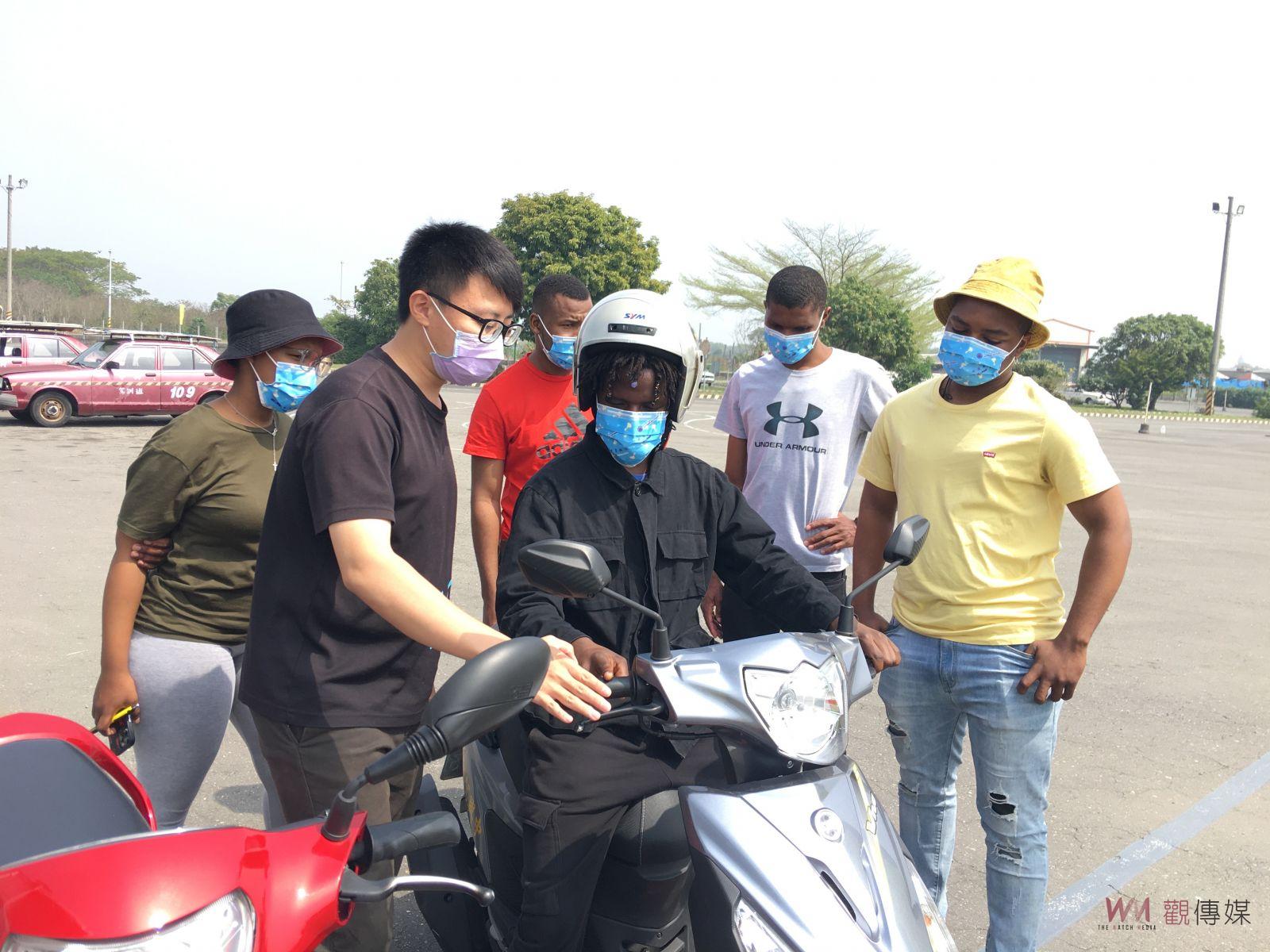 影／到駕訓班學騎機車有專業教練指導　再也不當馬路三寶 - https://www.watchmedia01.com