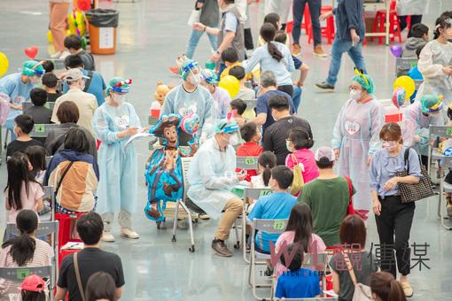 桃園吉祥物ㄚ桃園哥巨蛋陪學童接種疫苗　龍潭愛樂演奏童謠舒緩緊張 - https://www.watchmedia01.com