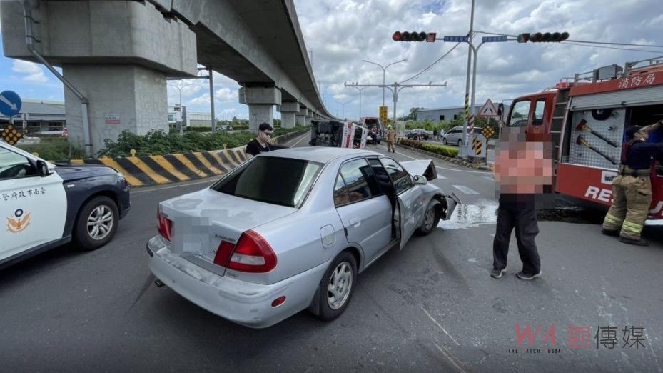 南消救護車執行勤務遭撞翻車　3人受輕傷 - https://www.watchmedia01.com