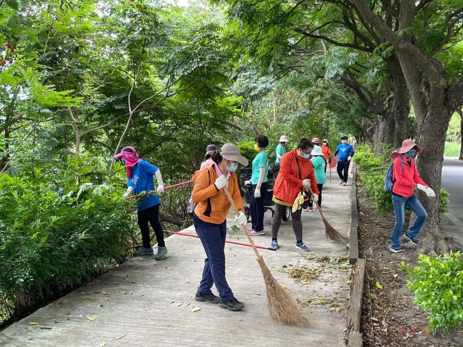 影／湖埔社區大學號召志工在東螺溪沿岸淨溪　移除外來種植物 - https://www.watchmedia01.com