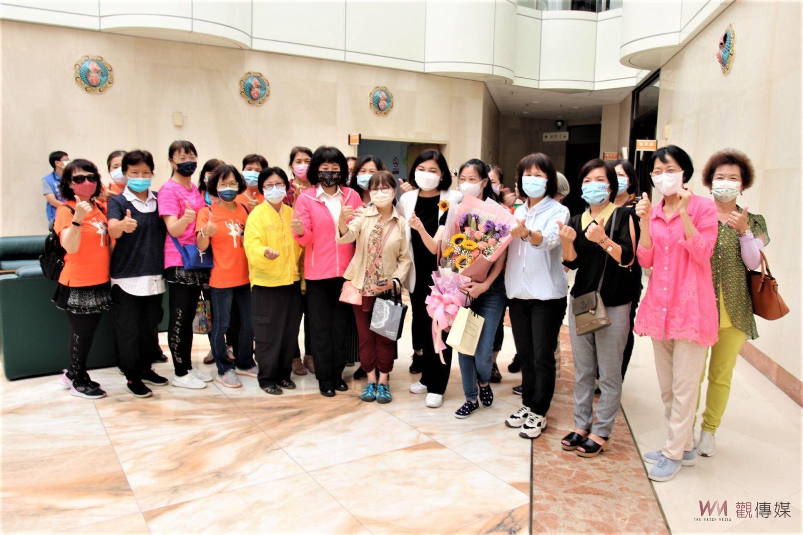 婆婆媽媽感念張麗善守護孩童 社區婦女前往獻花加油打氣 - https://www.watchmedia01.com