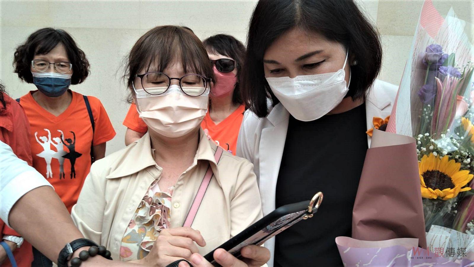 婆婆媽媽感念張麗善守護孩童 社區婦女前往獻花加油打氣 - https://www.watchmedia01.com
