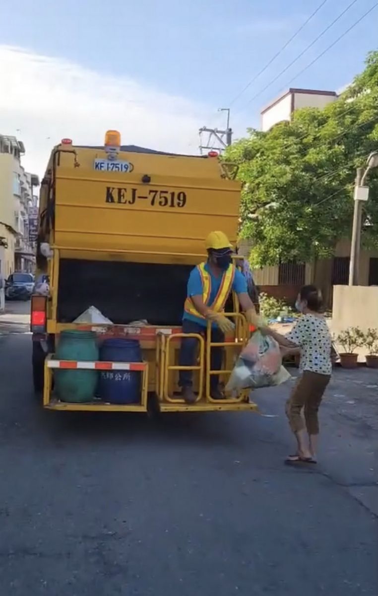 不敵疫情！花壇鄉清潔隊員四分之一染疫　鄉長帶頭上街收垃圾 - https://www.watchmedia01.com