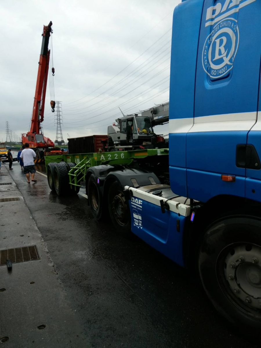 台61線聯結車「折甘蔗」橫在線西鄉路段北上路段 駕駛獲救 - https://www.watchmedia01.com