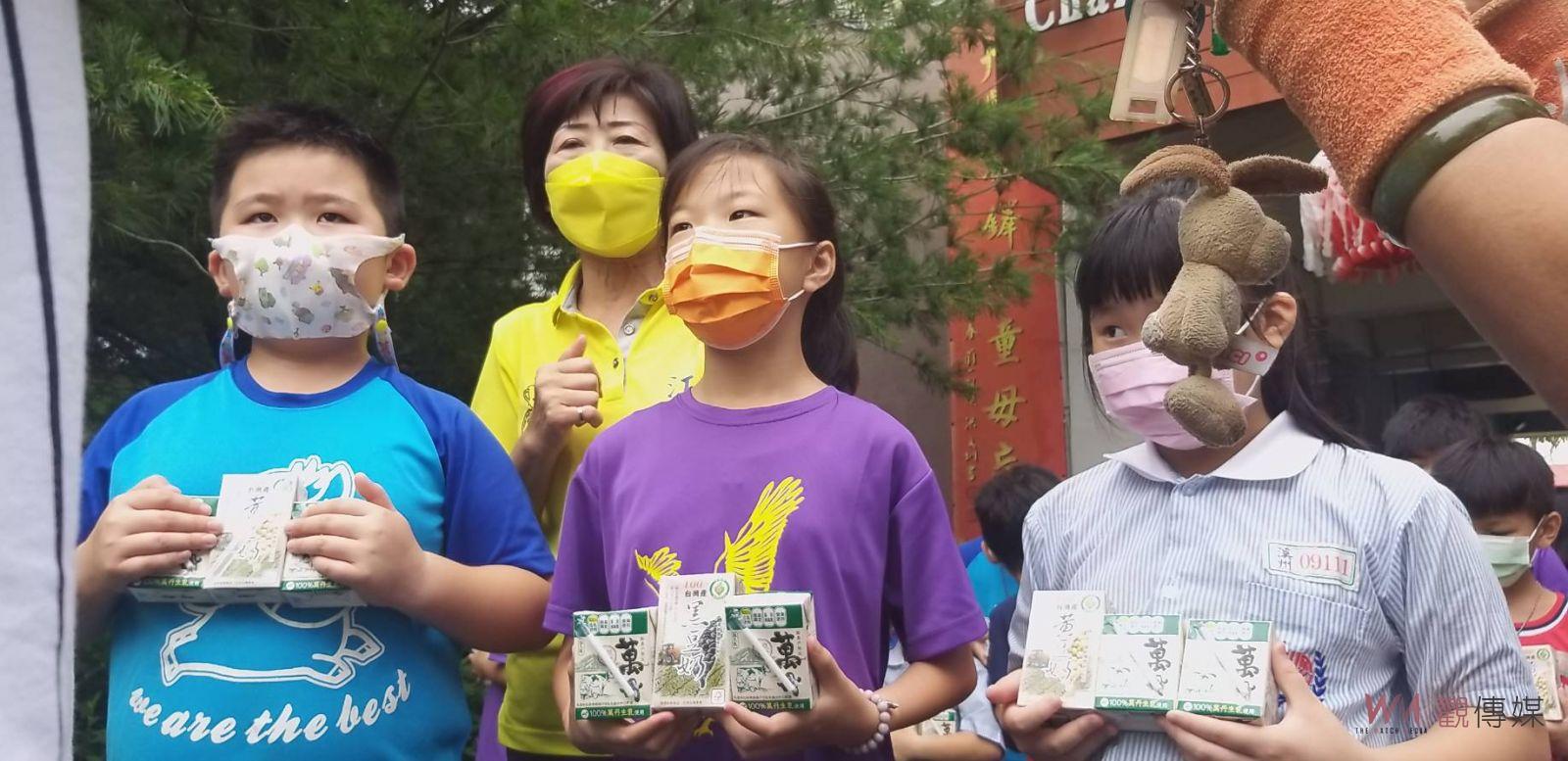影／「鈣」有心！多喝牛奶補充鈣質！溪州鄉公所為學生補充「鈣質」 - https://www.watchmedia01.com