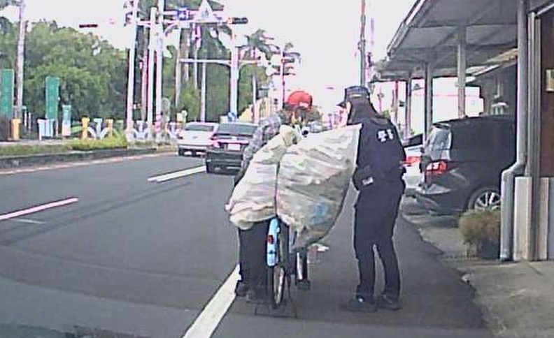 環保尖兵收穫滿滿卻迷路　虎警暖心助阿伯平安返家 - https://www.watchmedia01.com