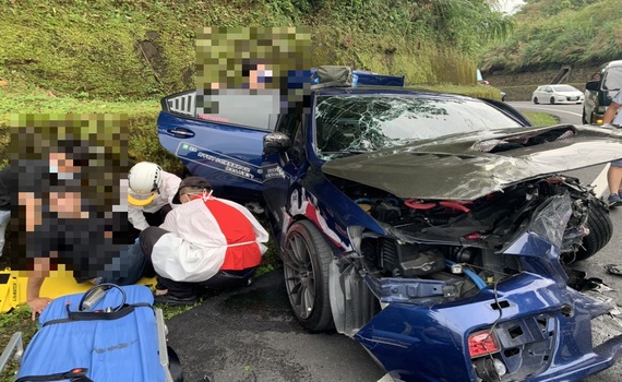 宜蘭遊覽車與轎車對撞 車子扭曲變形畫面曝光 - https://www.watchmedia01.com