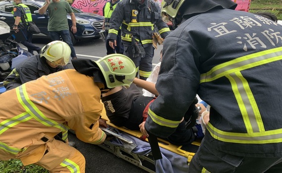 宜蘭遊覽車與轎車對撞 車子扭曲變形畫面曝光 - https://www.watchmedia01.com