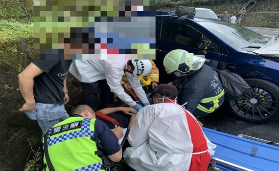宜蘭遊覽車與轎車對撞 車子扭曲變形畫面曝光 - https://www.watchmedia01.com