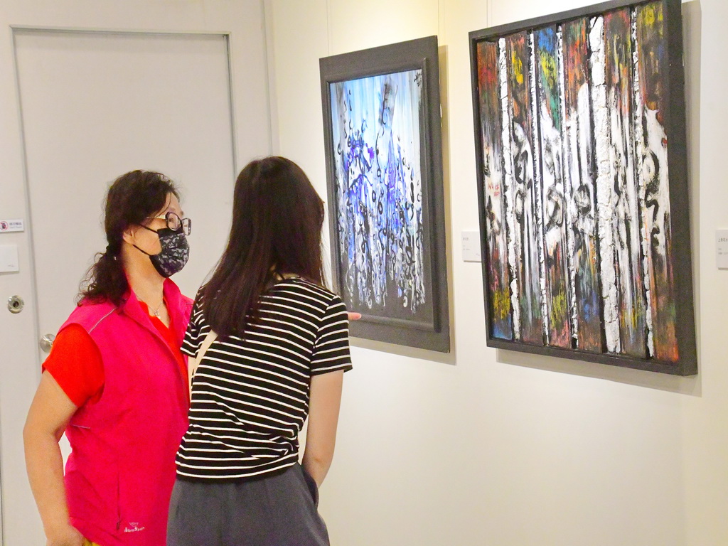 彰女退休老師陳瓦木個展 從具象半抽象到抽象完彰顯藝術大成 - https://www.watchmedia01.com