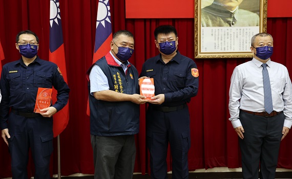 歡慶警察節 林縣長表揚警局績優員工 - https://www.watchmedia01.com