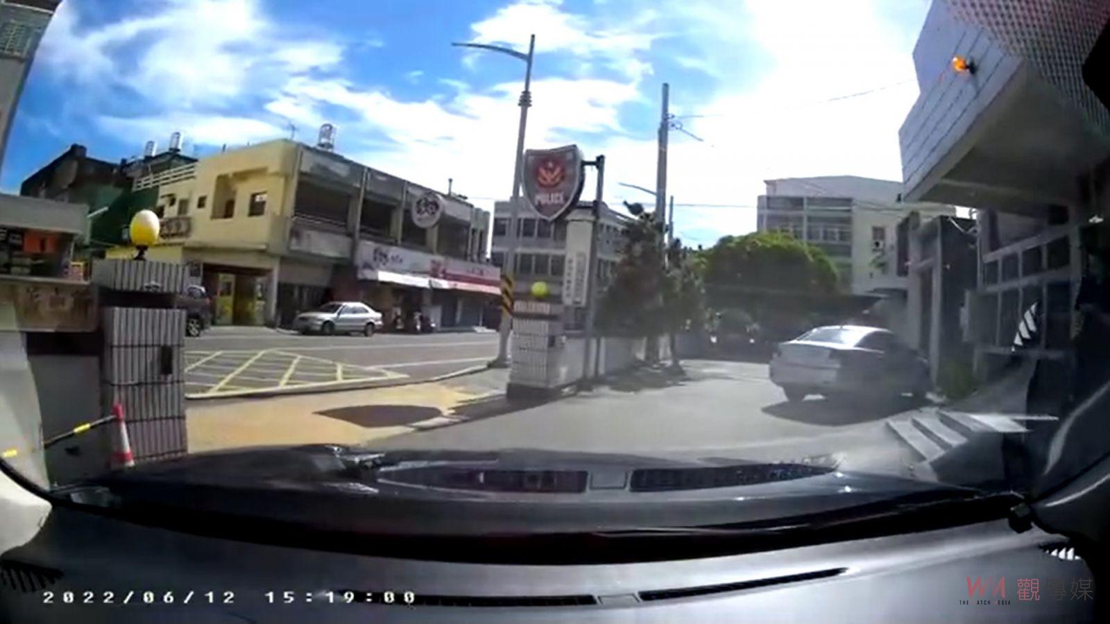 影／父抱意識模糊1歲幼童求援　油車警立即開道速送醫救治 - https://www.watchmedia01.com